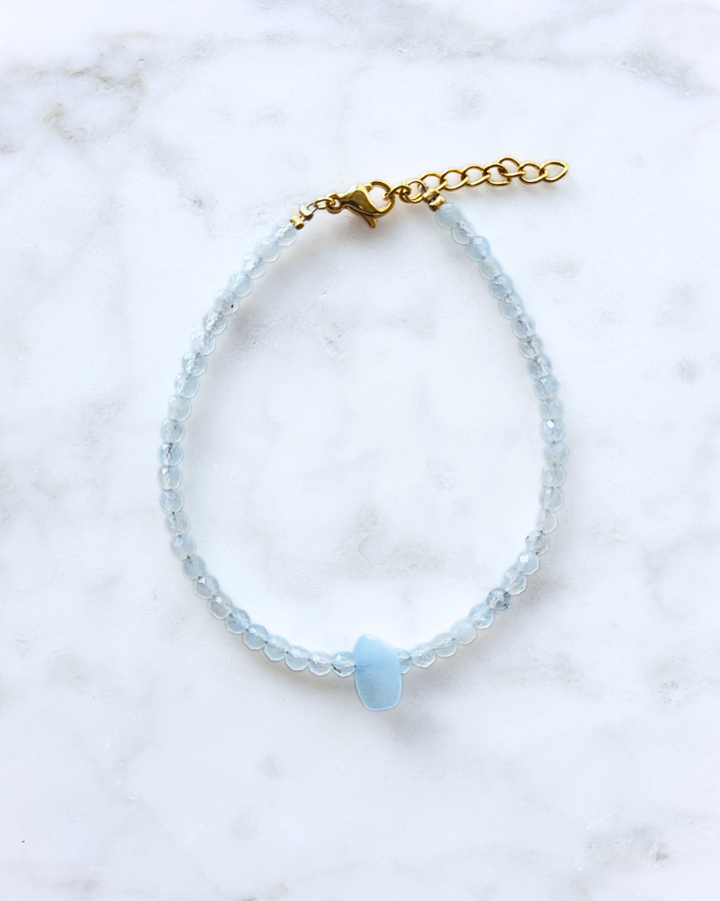 Aquamarijn armband met mini kralen en grote steen