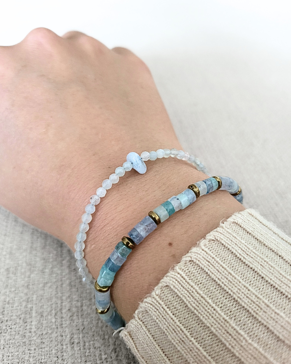 Aquamarijn armband met mini kralen en grote steen