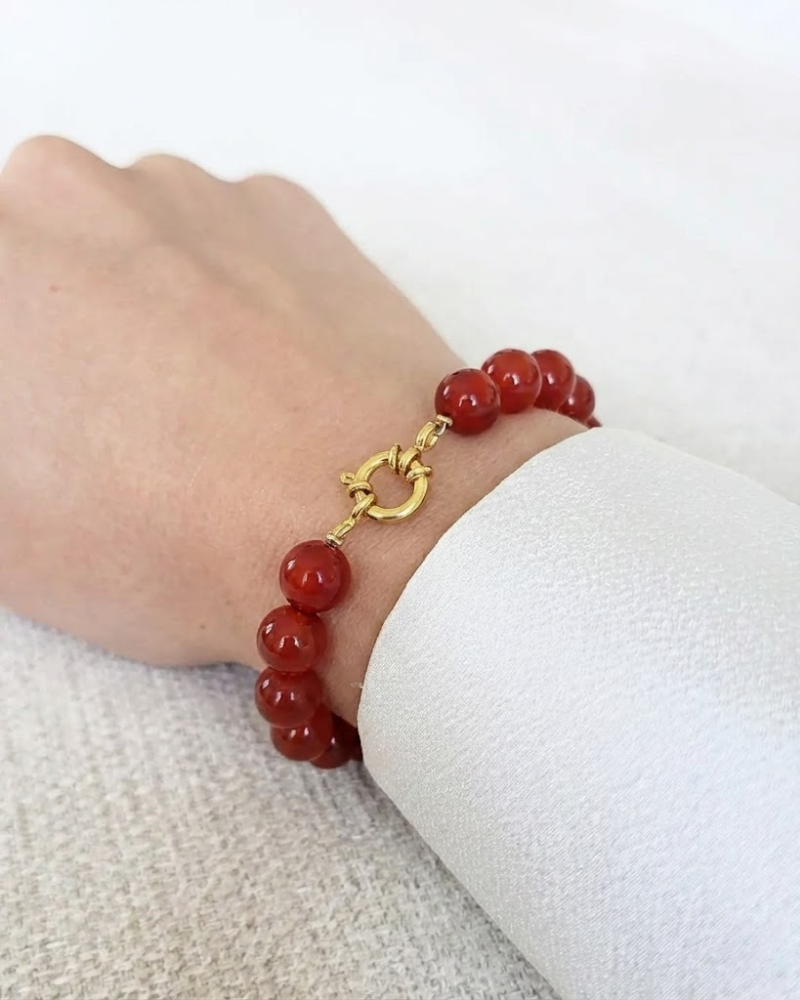Rode Agaat Kralenarmband om arm